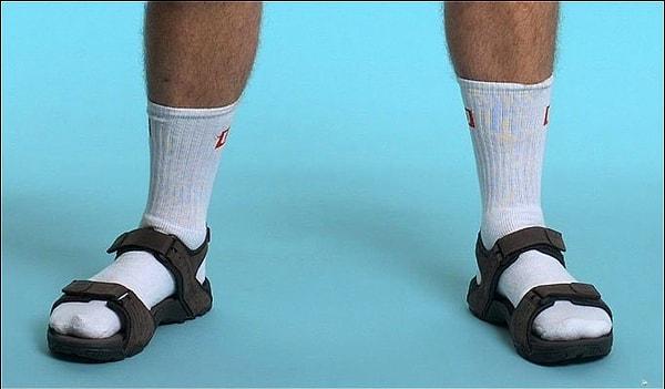 46. Yazın sıcağında ayakları serinlesin diye çorabın üstüne sandalet giymek