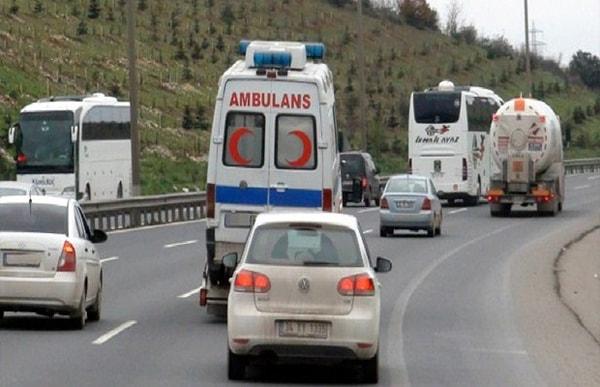 49. Ambulansın arkasına takılıp emniyet şeridinden gitmek
