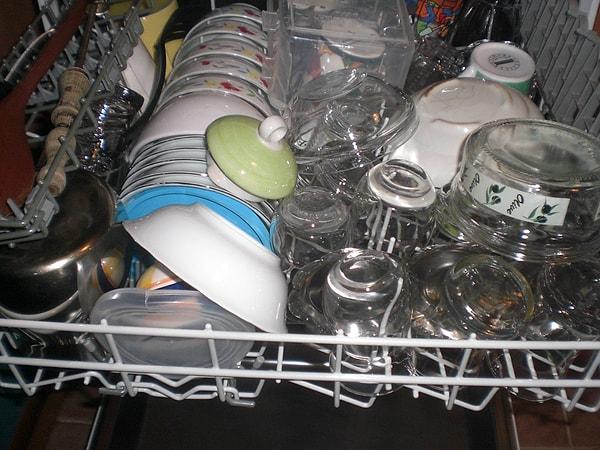 52. Bulaşıkları elde yıkadıktan sonra, daha temiz olsunlar diye bulaşık makinesine dizmek