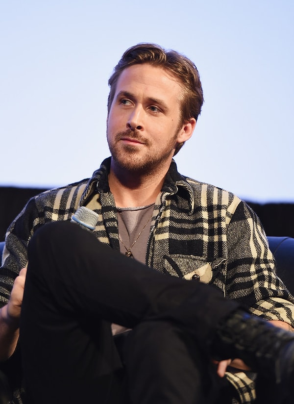 12. Когда он одет в клетчатую рубашку и легкая небритость на его лице делает его похожим на парня твоей мечты.