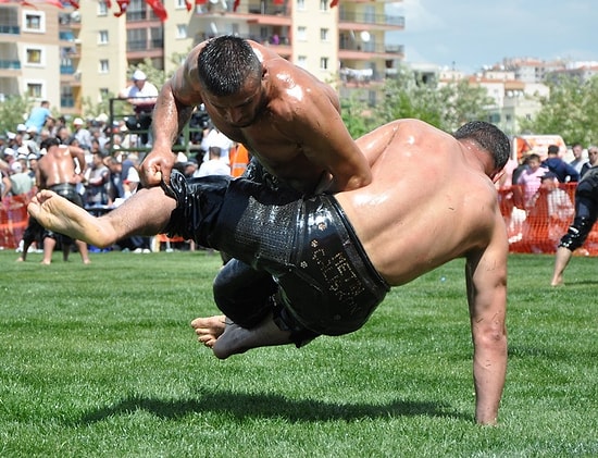 Onedio Yağlı Güreşlerine Hoş Geldiniz! Bu İki Ünlü Güreşirse Kim Kazanır?