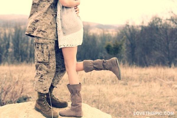 6. Askerliğinin bitmesine 3 gün var. Ailesinin yarın sevgilini zorla evlendireceğini öğreniyorsun. Komutanın sevgilinin yanına gitmen için izin vermedi. İzinsiz gidersen sevgilin evlenmeyecek ama askerliğin uzayacak ve cezaevinde yatacaksın. Ne yaparsın?