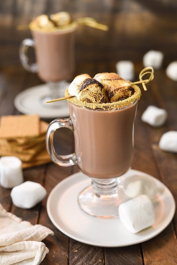7. Горячий шоколад с S’mores (традиционным американским десертом)
