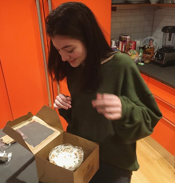 16. Певица Лорд праздновала свой день рождения.