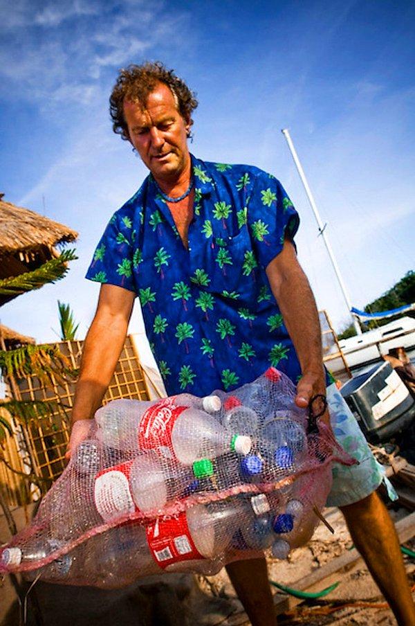Adayı tam 150 bin adet pet şişe kullanarak yapmış.