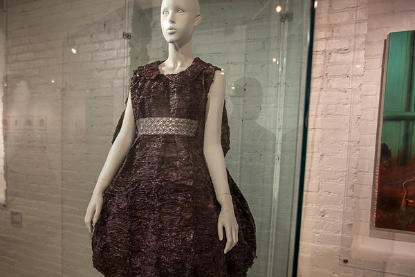 Платье, сделанное из презервативов