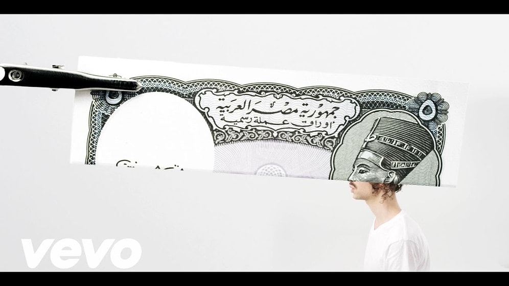Banknotlara Şarkı Söyleten Keyifli Bir Müzik Klibi
