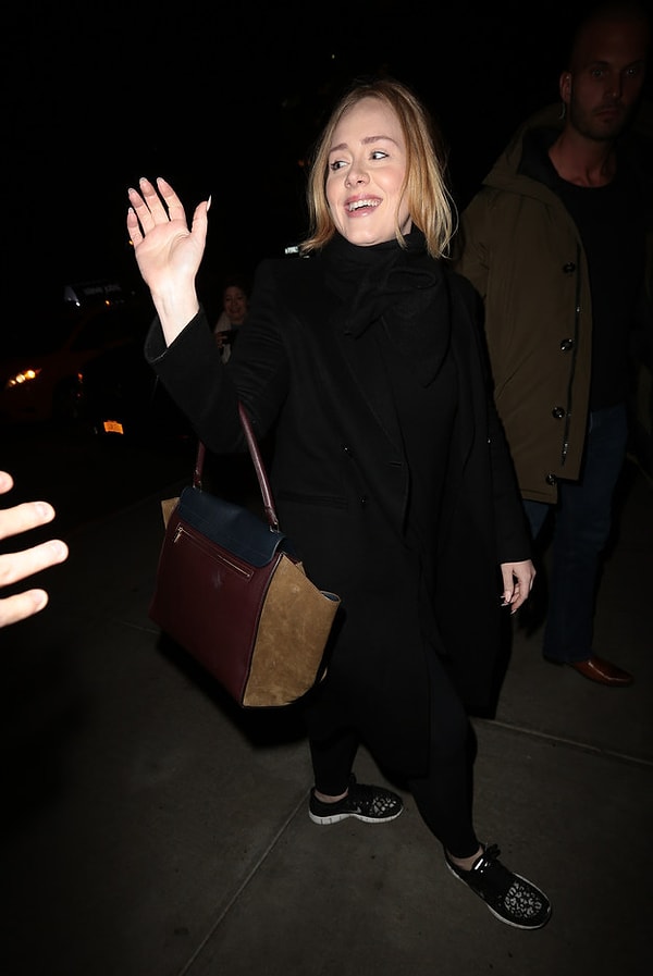 Она помахала нам рукой.