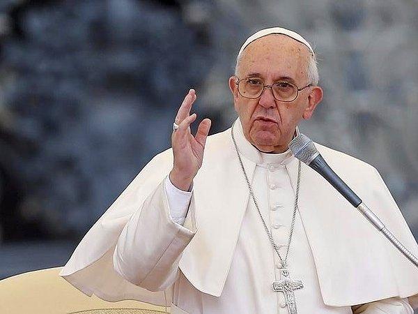 Francis, 10 yılı aşkın süredir yürüttüğü papalık görevi sırasında kendisine yöneltilen eleştirilere zaman zaman değinmiş ve Ağustos 2023'te ABD Katolik Kilisesi'nin "çok şiddetli bir gerici tutumla" şekillendiğini söylemişti.