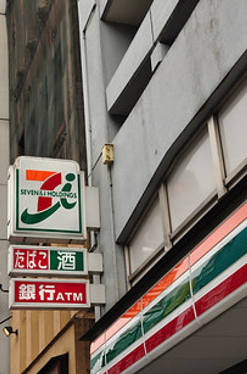 İçinde tuvalet ve bankamatik de bulunan 7-Eleven mağazaları.