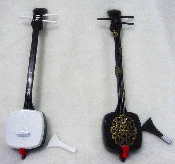 9. Baçi adındaki bir mızrap ile çalınan üç telli Japon enstrümanı; Şamisen.