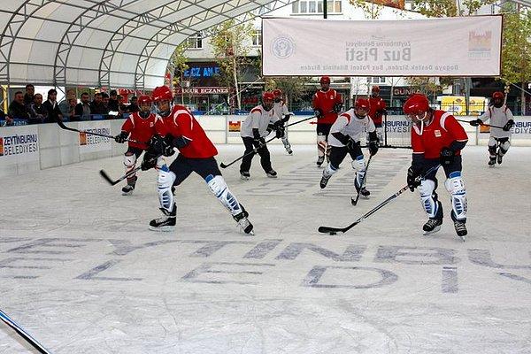 Gençlerden kurulan ilk takımdan bugüne kadar kalan isimlerden biri de Faruk Günel. Genç sporcu buz hokeyinin artık kendisi için bir meslek hâline geldiğini belirtiyor.