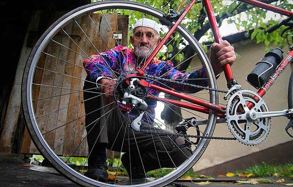 Mehmed Amca ilk bisikletini aldığı günden itibaren binlerce kilometre pedal çevirdi.