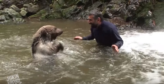 En Yakın Arkadaşı Ayı ile Su Sıçratma Oyunu Oynayan Adam