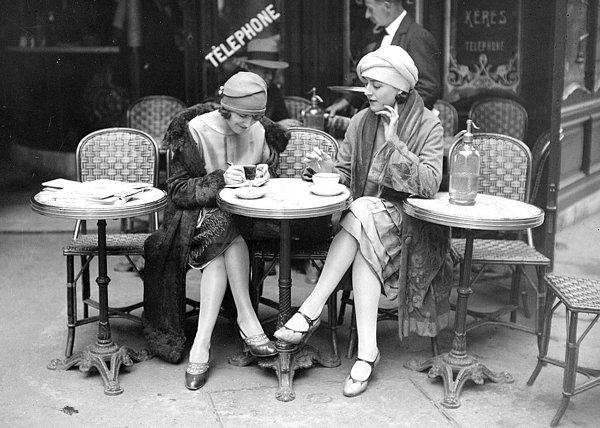 2. 1925 yılında bir öğleden sonra, kahve içen iki Parisli kadın.