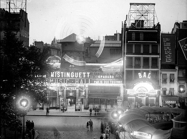 17. Moulin Rouge Kabaresi'nin Ocak 1929'da çekilmiş bir fotoğrafı.