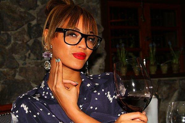 3. Çünkü Beyonce de kırmızı şarap içiyor.