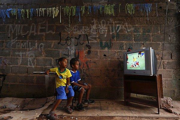 7. Dünya Kupası sırasında Brezilya-Meksika maçını takip eden Brezilyalı çocuklar.