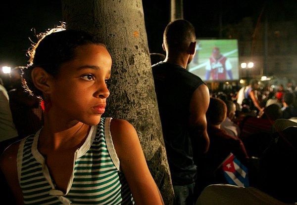19. Havana'da ülkelerinin mücadele ettiği beyzbol turnuvasını izleyen insanlar.