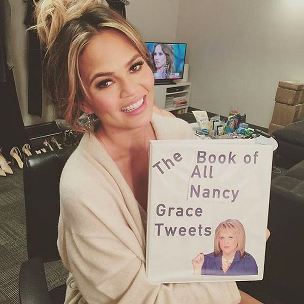 11. Крисси Тейген наслаждалась новой книгой.