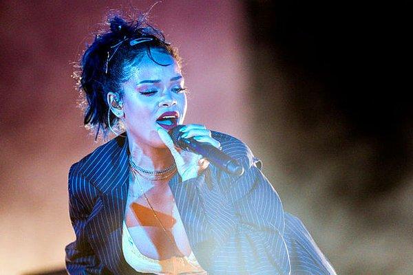 Müziğe ara vermesine rağmen muhteşem sesi ve güzelliğiyle sürekli kafamızı meşgul eden Rihanna yine aklımıza alev gibi düştü.