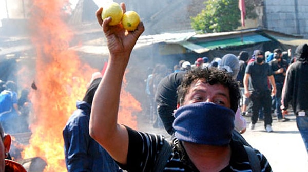 15. Biber gazına maruz kalan kişilerin acısını dindiren limon, isyanın meyvesidir, bize korkmayın demektedir.