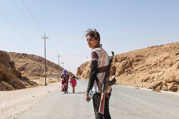 3. Işid'e karşı ailesini korumaya hazır Yezidi kız çocuğu