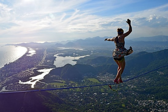 Девушка, идущая по канату на каблуках!