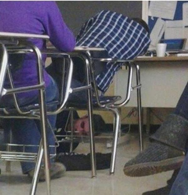 23. Derste uyuyan öğrencisinin ayakkabı bağcıklarını birbirine bağlayan bu öğretmen.