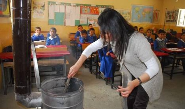 7. Çocukların, hem bedenlerini hem kalplerini ısıtmayı bilmektir. Onların rahatça öğrenebilmeleri için yüreğinin sıcaklığını onlara hissettirir.