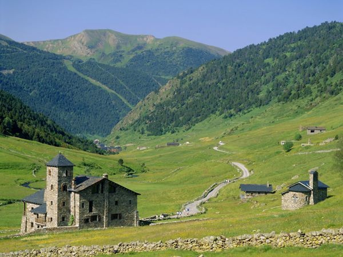 Андора википедия. Пиренеи Андорра. Княжество Андорра. Княжество Андорра горы. Андорра сельское хозяйство.