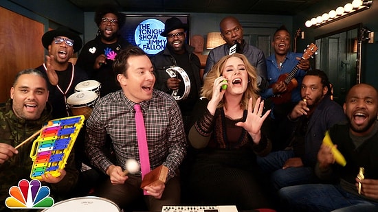 Adele, Jimmy Fallon ve The Roots'tan Okul Enstrümanlarıyla Eğlenceli "Hello" Performansı