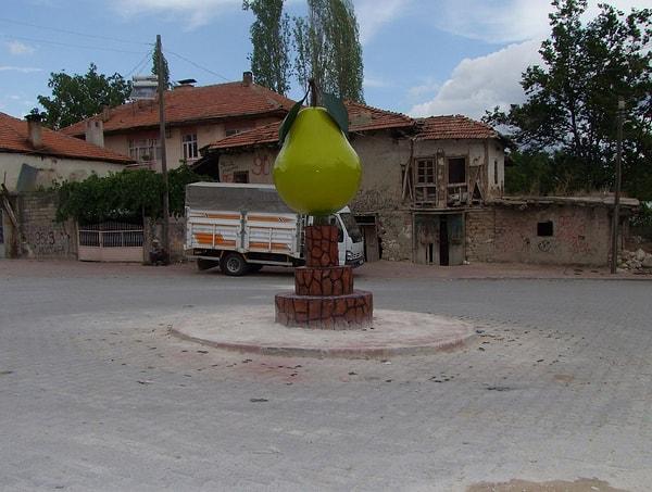 8. Antalya’nın Korkuteli ilçesindeki yalnız ve gururlu armut heykeli