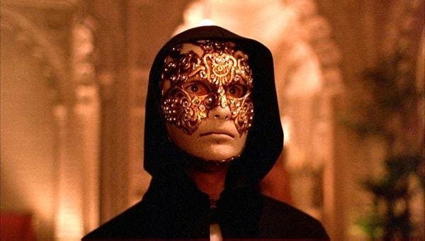 20. Gözü Tamamen Kapalı (Eyes Wide Shut, 1999) adlı filmdeki illuminati maskeleri