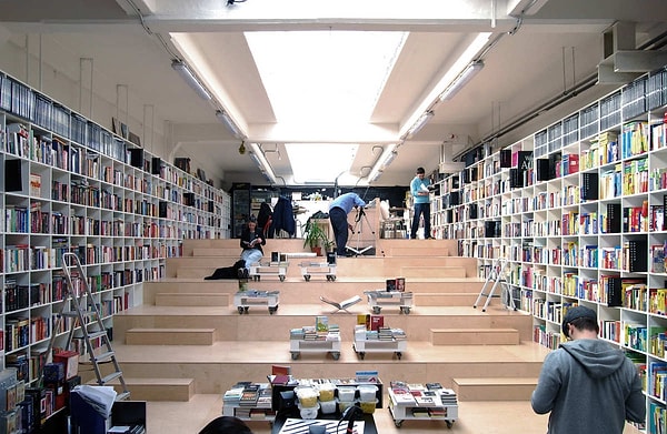 3. Книжный магазин Plural, Братислава, Словакия