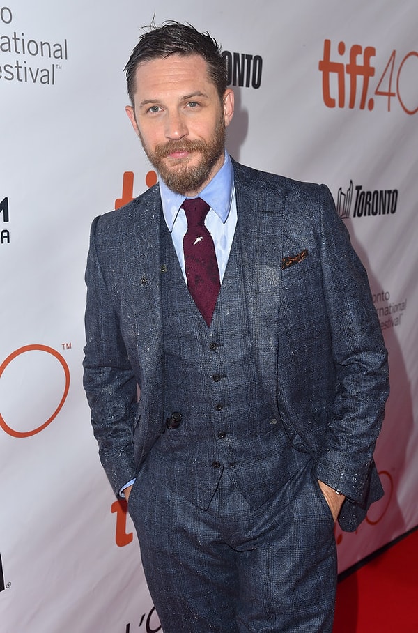 Начнем с того, что он постоянно носит шикарные костюмы.