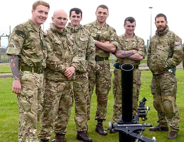 Фото, где он в армейской униформе, как контрольный выстрел.