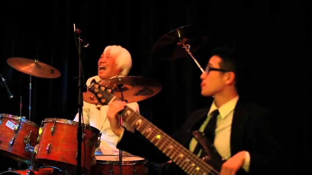 Барабанщик вошел в музыкальный раж