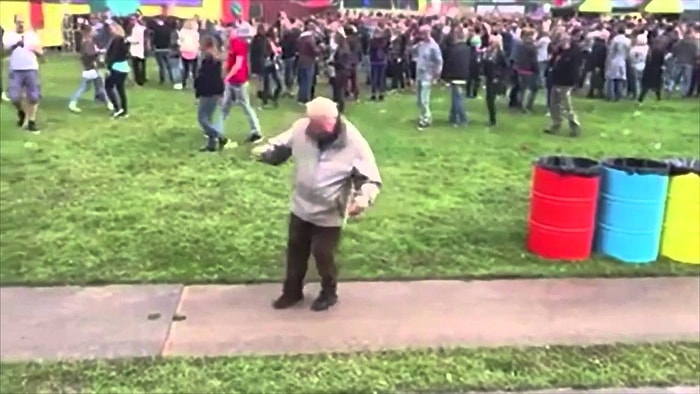 Kendini Müziğin Ritmine Kaptıran Yaşlı Adamın Enerji Dolu Hareketleri