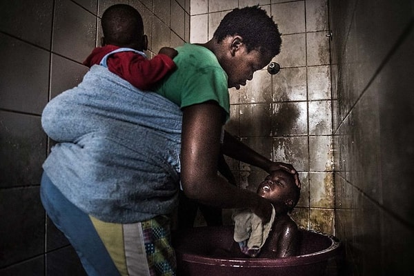 В здании есть только холодная вода, и многие из туалетов неисправны, поэтому весь дом пропах человеческими фекалиями.