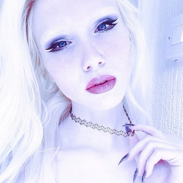 К тому же, для фотографий, конечно, использованы функции осветления изображения