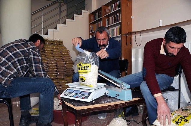 Bu araziye ekilen nohut, fasulye ve patatesi satarak hem yoksullara dağıttı hem de öğrencilere burs olarak verdi.