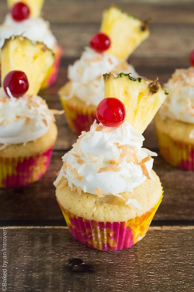 4. Hindistan cevizi falan demişken iyice bir tropik adaya gidip Pina Colada içtiğimizi hayal edelim. İşte bu hayalin cupcake hali!