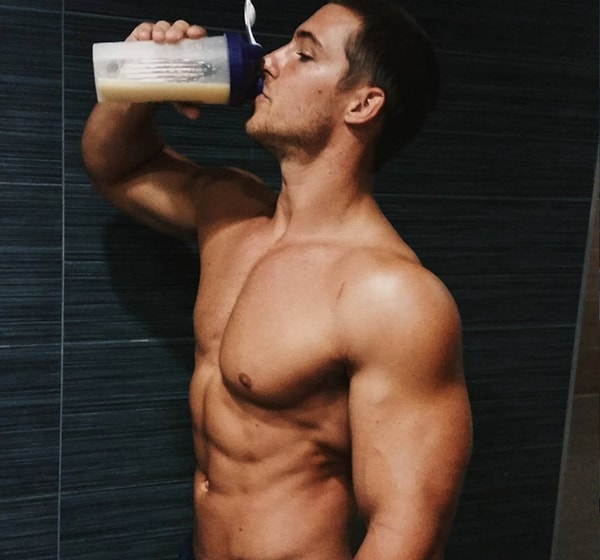 1. Этот красавец решил утолить жажду протеиновым коктейлем.