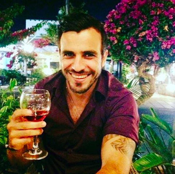 4. Этот симпатичный молодой человек, окруженный тропическим раем, тоже захотел попить.