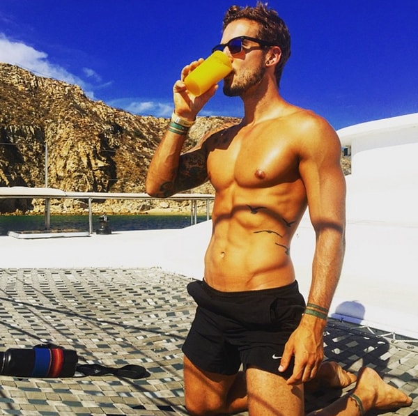 9. Не понятно пьет ли он молоко или апельсиновый сок, но какая разница! Ведь главное на фото - совсем другое ;)