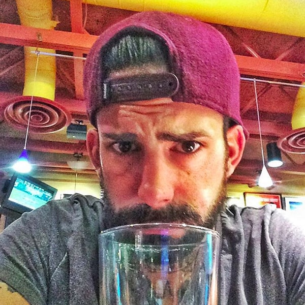 17. Грустный паренек, решивший попить.