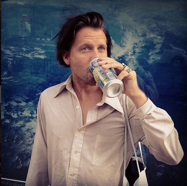 20. Стильный парень, решивший утолить жажду напитком из жестяной банки.