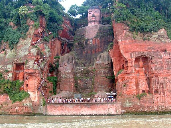 15. Leshan'da Büyük Buda (Çin) - 71 m