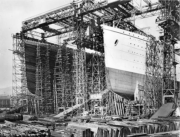 13. Titanic, 20 ton kayganlaştırıcı yardımıyla suya indirildi.